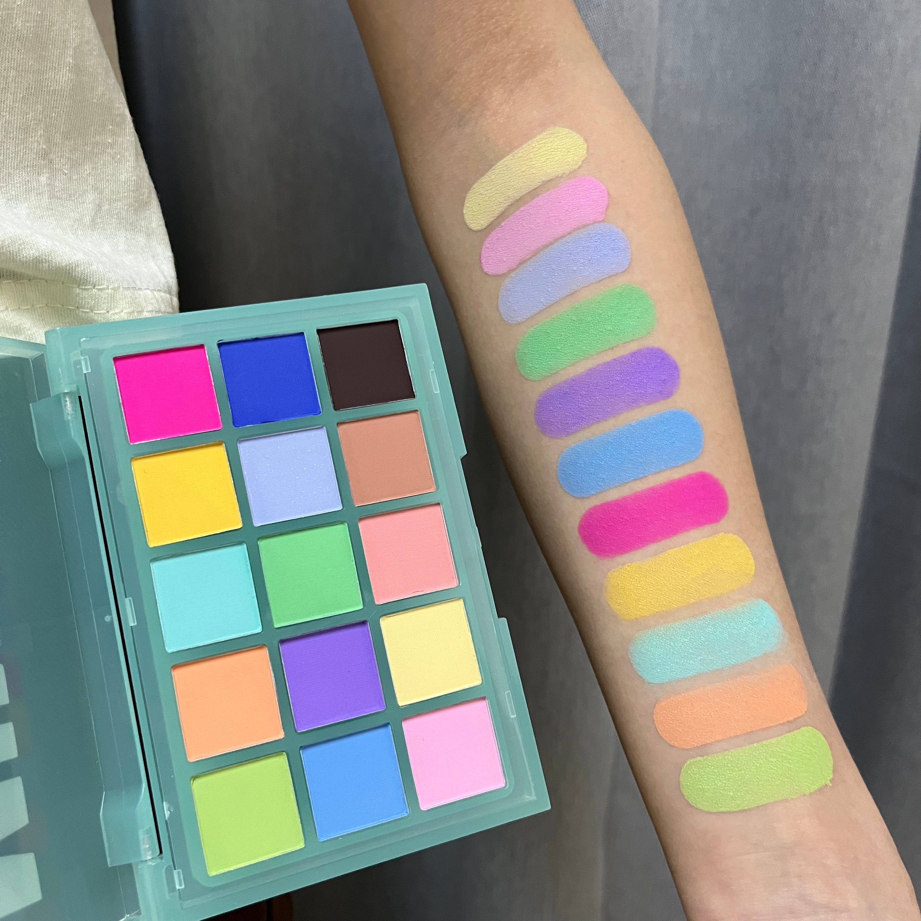 15 Colorful Matte Makeup Eyeshadow Palette